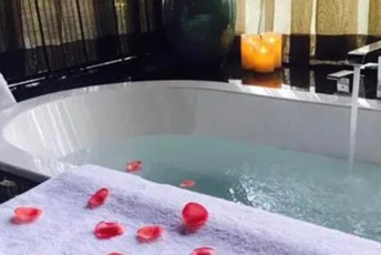 佛山南海区水疗池中的失重冥想：当身体学会漂浮